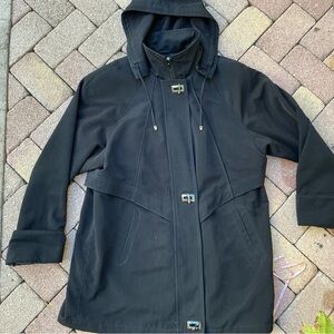 Attractive women’s hooded raincoat by Fleet Street sz M zip/ toggle closure